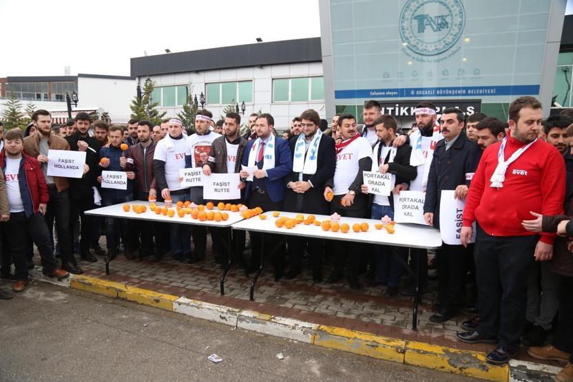 Hollandayı portakal sıkarak protesto ettiler