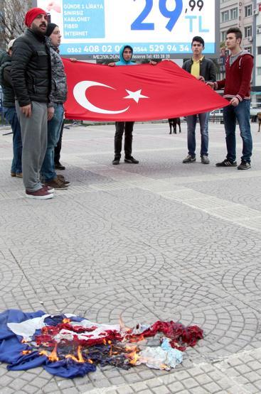 Samsunda Hollanda bayrağı yerine Fransa bayrağı yaktılar