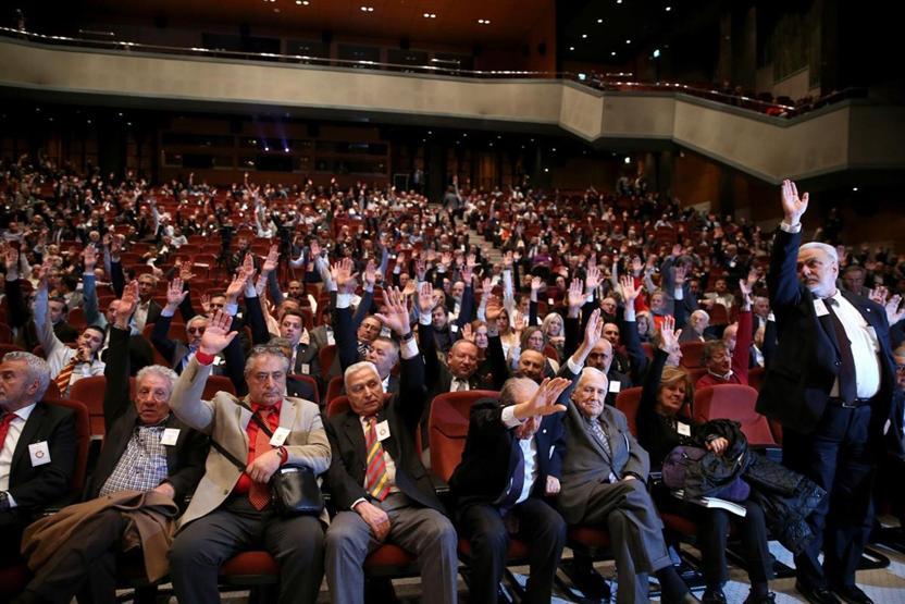 Galatasaray’da Hakan Şükür ve Arif Erdemin üyelikleri düşürüldü