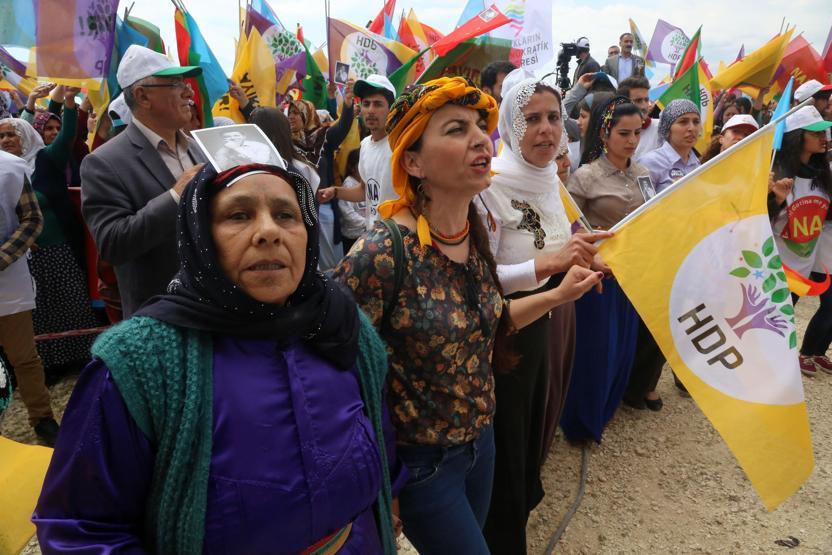 HDPli Dengir Mir Mehmet Fırat, Rabia işareti yaptı