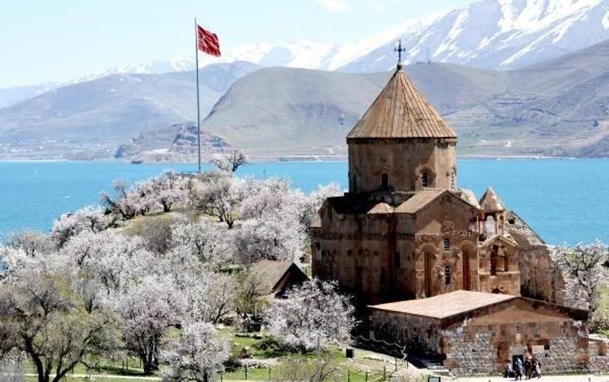 Akdamar Adası baharın güzelliğine büründü