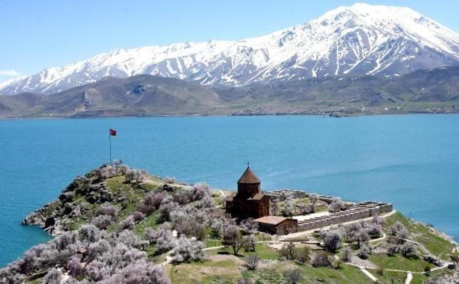 Akdamar Adası baharın güzelliğine büründü