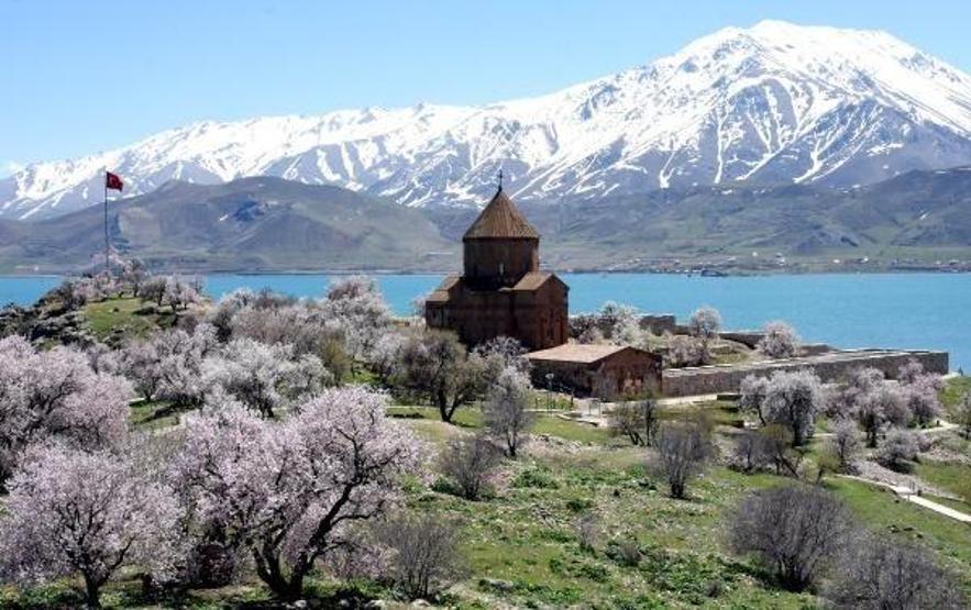Akdamar Adası baharın güzelliğine büründü