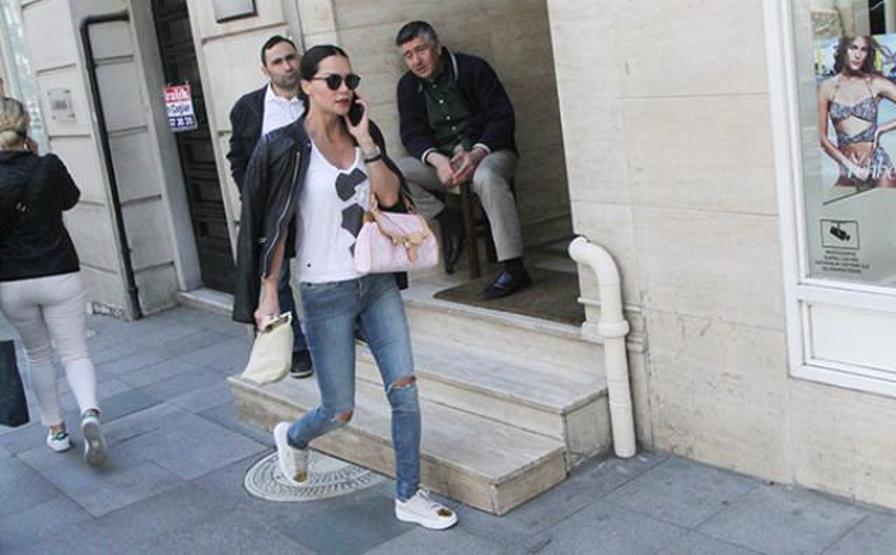 plak-foto-raf-sonras-ebru-all-dan-ilk-a-klama-magazin-haberleri