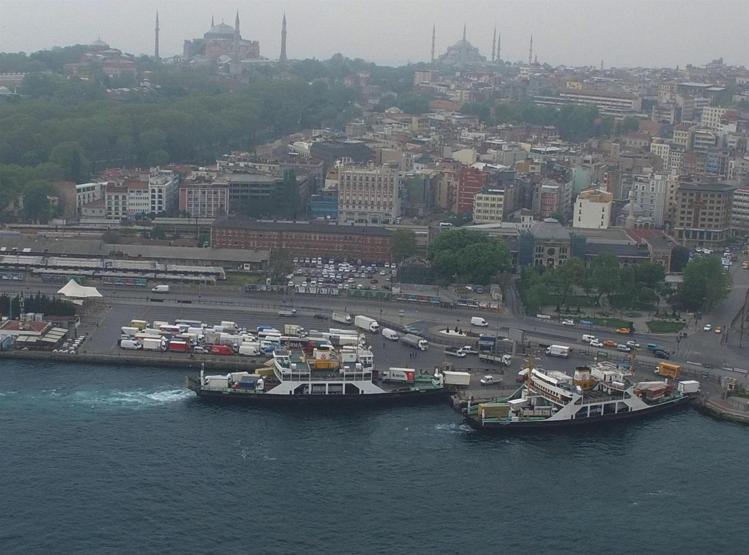 Kamyonlar 3. köprüden 200 liraya geçmek yerine 17 lira olan arabalı vapura yöneldi