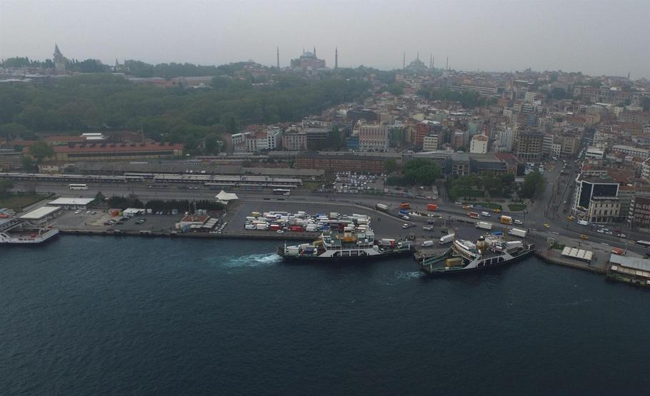 Kamyonlar 3. köprüden 200 liraya geçmek yerine 17 lira olan arabalı vapura yöneldi