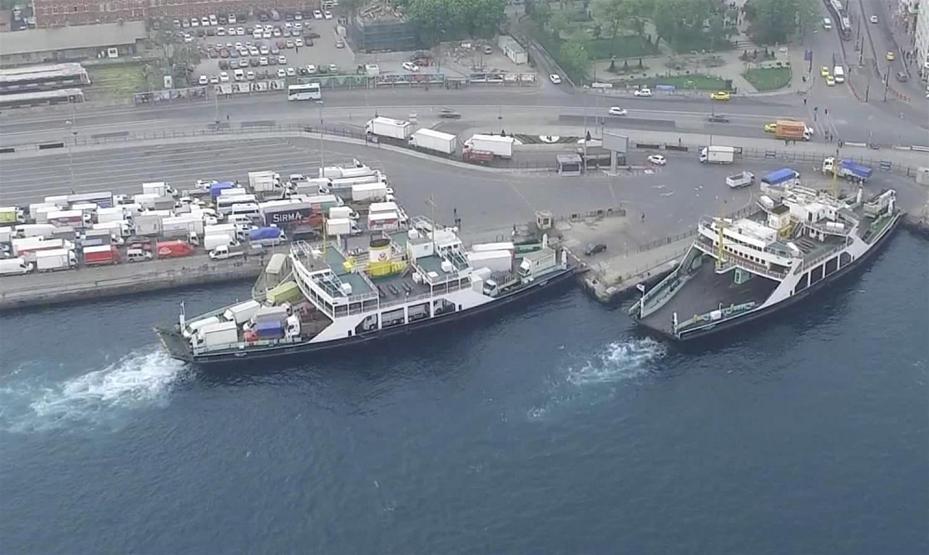 Kamyonlar 3. köprüden 200 liraya geçmek yerine 17 lira olan arabalı vapura yöneldi