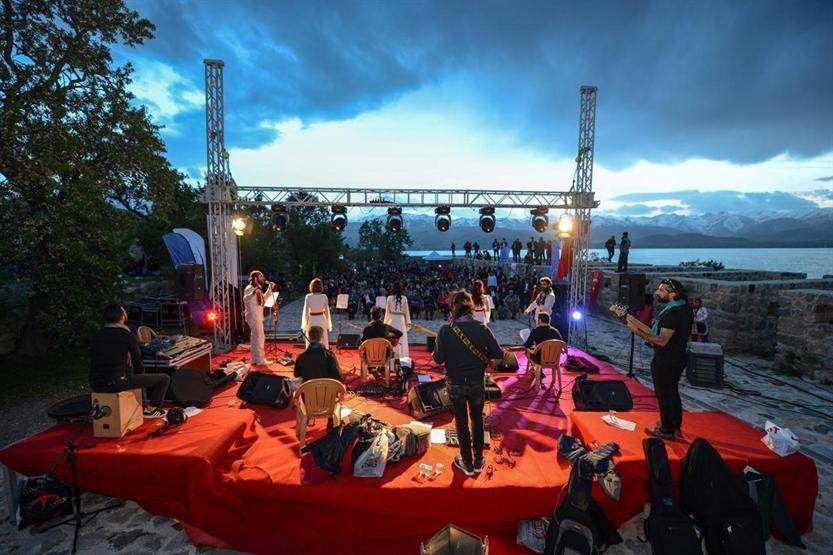 Akdamar Adasında 10 dilli konser verildi