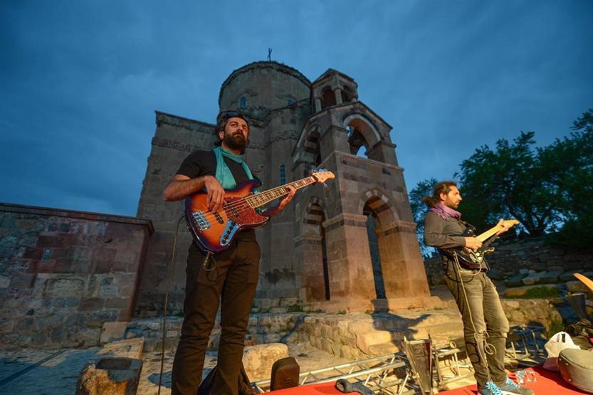Akdamar Adasında 10 dilli konser verildi