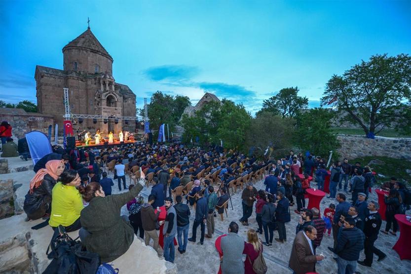 Akdamar Adasında 10 dilli konser verildi