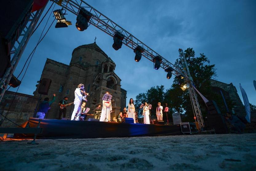 Akdamar Adasında 10 dilli konser verildi