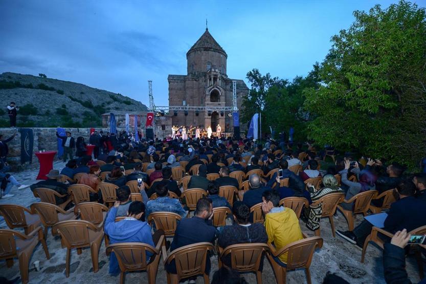Akdamar Adasında 10 dilli konser verildi
