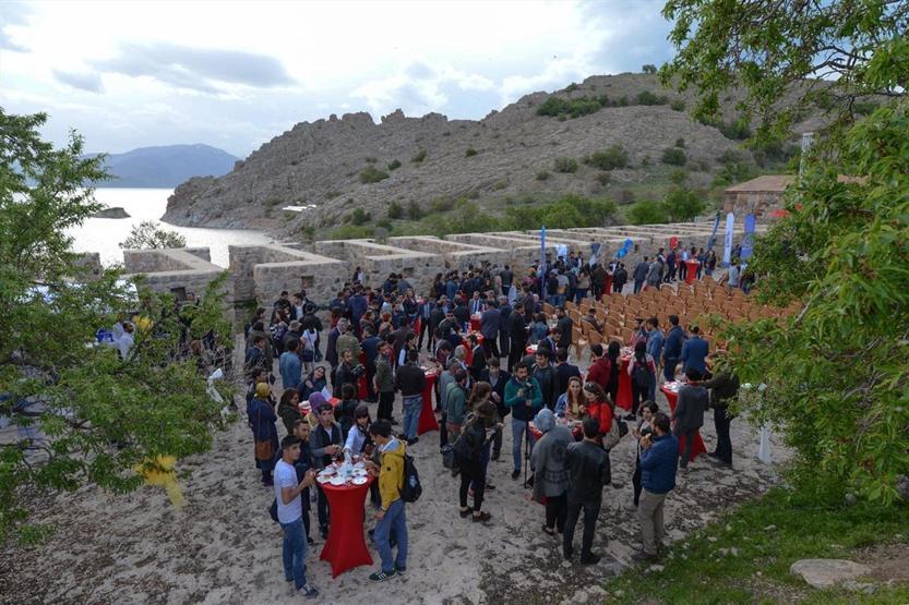 Akdamar Adasında 10 dilli konser verildi