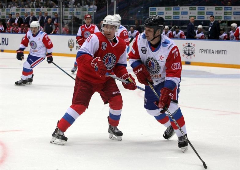 Putin, Hokey için sahaya çıktı