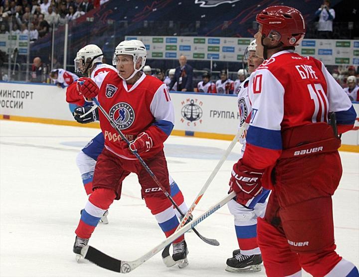 Putin, Hokey için sahaya çıktı