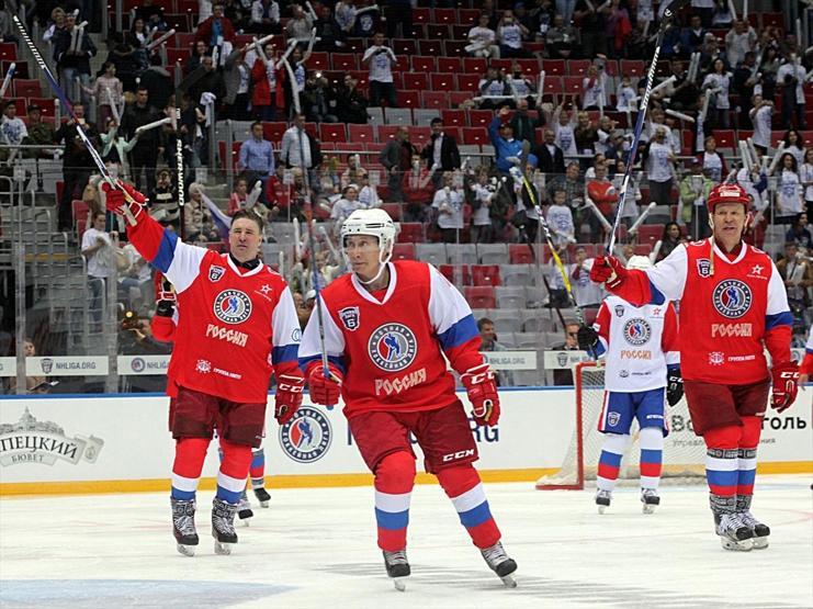 Putin, Hokey için sahaya çıktı