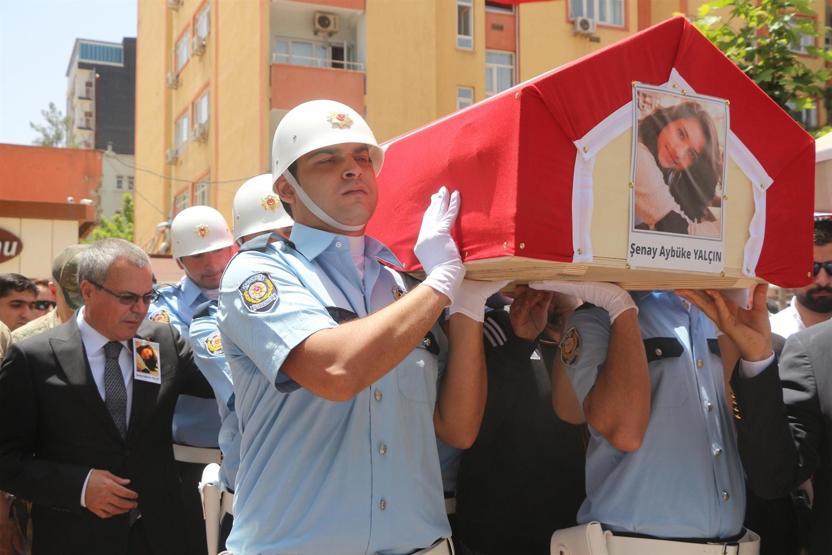 PKKlı teröristlerin öldürdüğü Şenay öğretmen Batmandan böyle uğurlandı