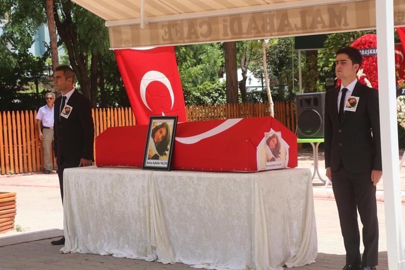 PKKlı teröristlerin öldürdüğü Şenay öğretmen Batmandan böyle uğurlandı