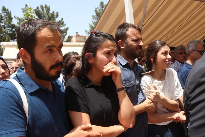 PKKlı teröristlerin öldürdüğü Şenay öğretmen Batmandan böyle uğurlandı