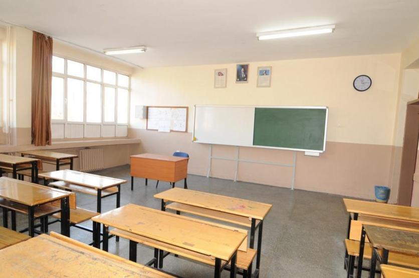 Sınıfları kızlı-erkekli ayıran müdür: Eşyanın yerini değiştirmek gibi