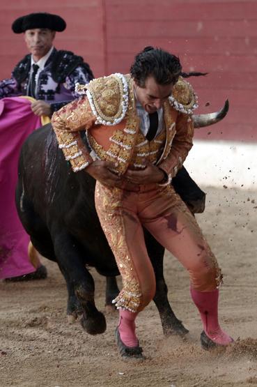 Ünlü matador boğanın darbeleriyle hayatını kaybetti