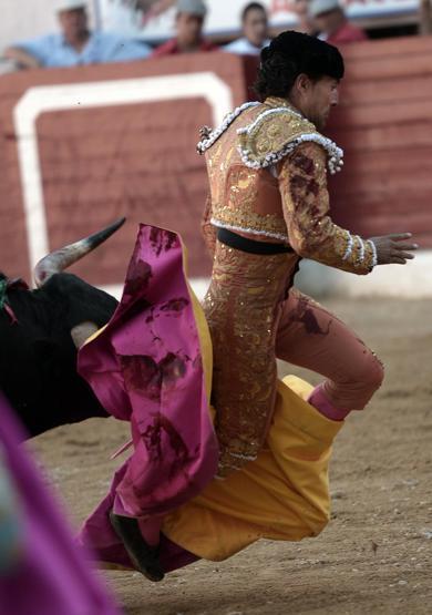 Ünlü matador boğanın darbeleriyle hayatını kaybetti