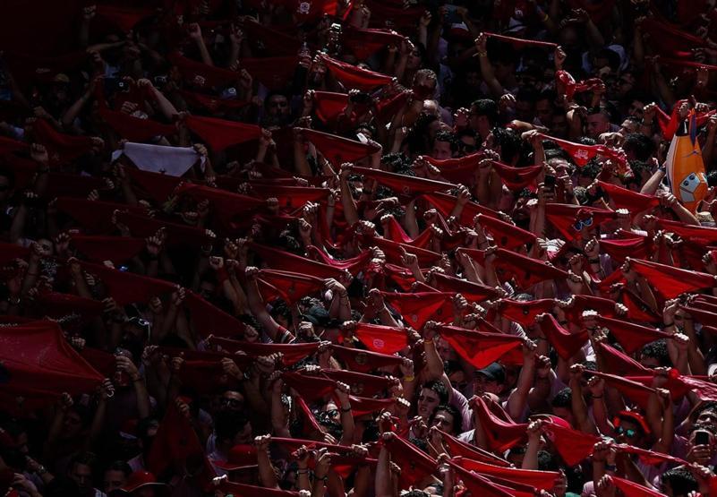 Canları pahasına boğalarla sokaklarda koşuyorlar