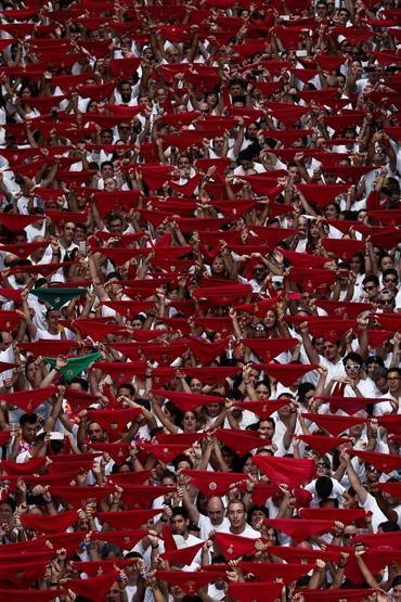 Canları pahasına boğalarla sokaklarda koşuyorlar