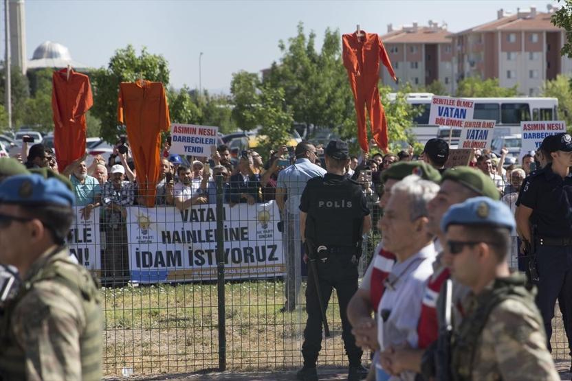 Akıncı Üssü davasının sanıkları idam ipiyle protesto edildi
