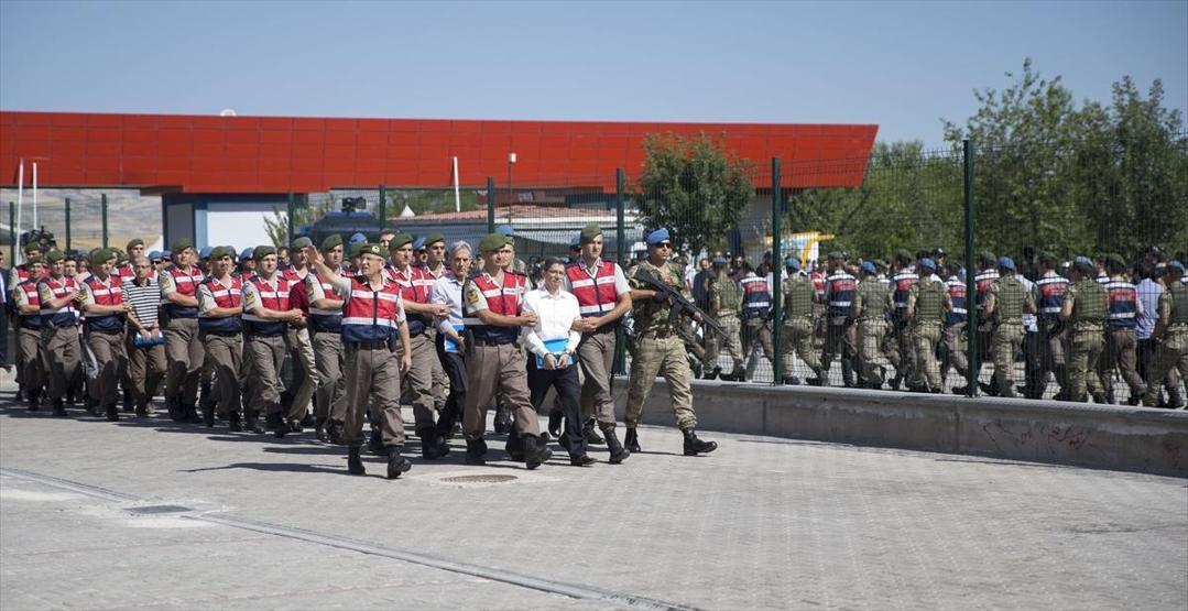Akıncı Üssü davasının sanıkları idam ipiyle protesto edildi
