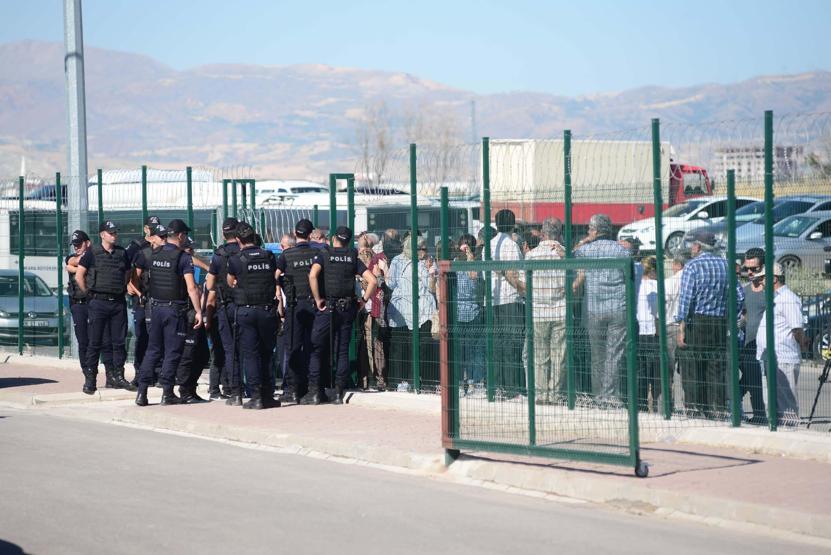 Akıncı Üssü davasının sanıkları idam ipiyle protesto edildi