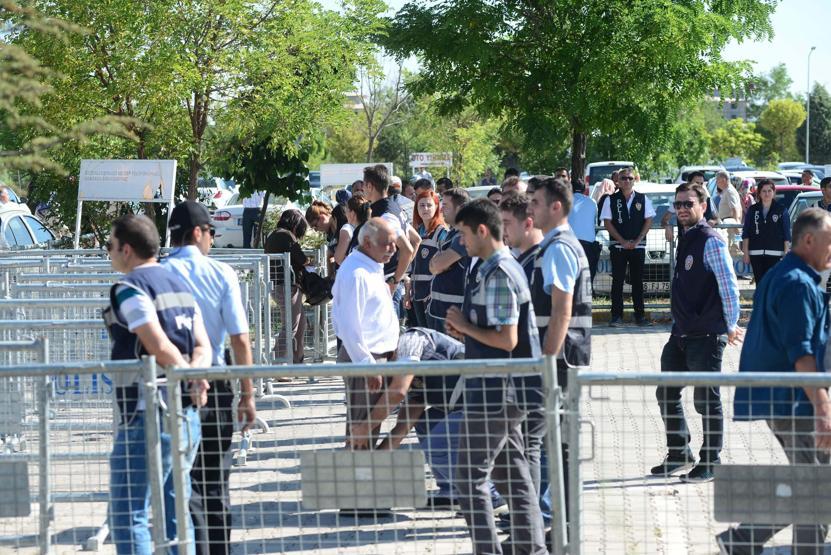 Akıncı Üssü davasının sanıkları idam ipiyle protesto edildi