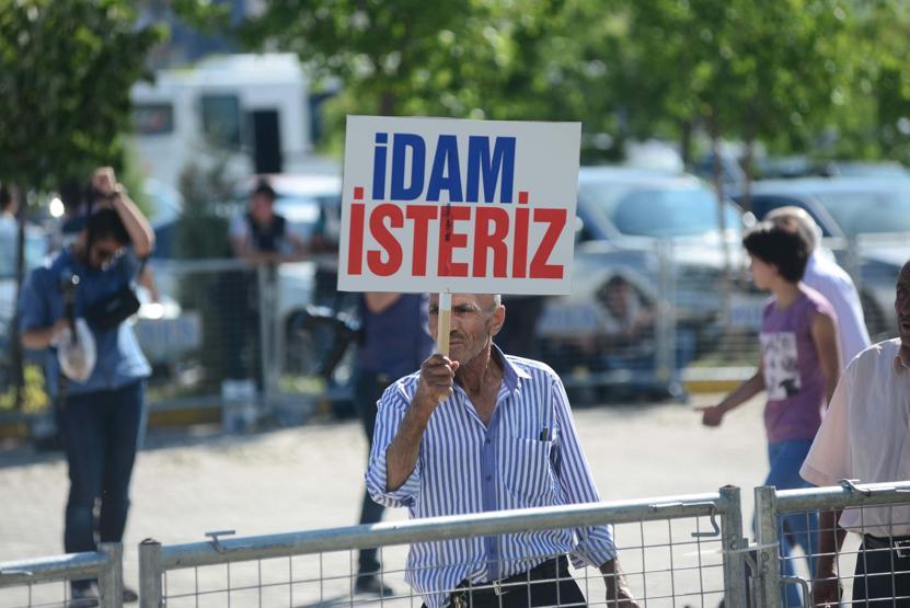 Akıncı Üssü davasının sanıkları idam ipiyle protesto edildi