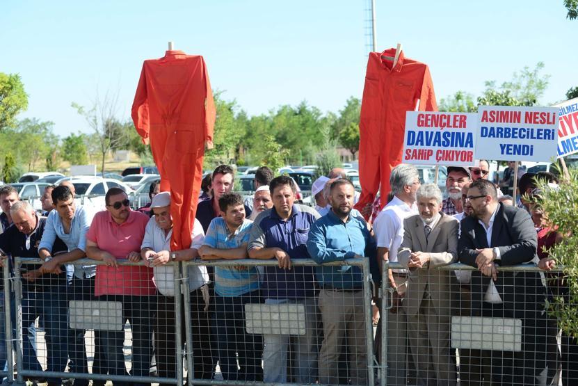 Akıncı Üssü davasının sanıkları idam ipiyle protesto edildi
