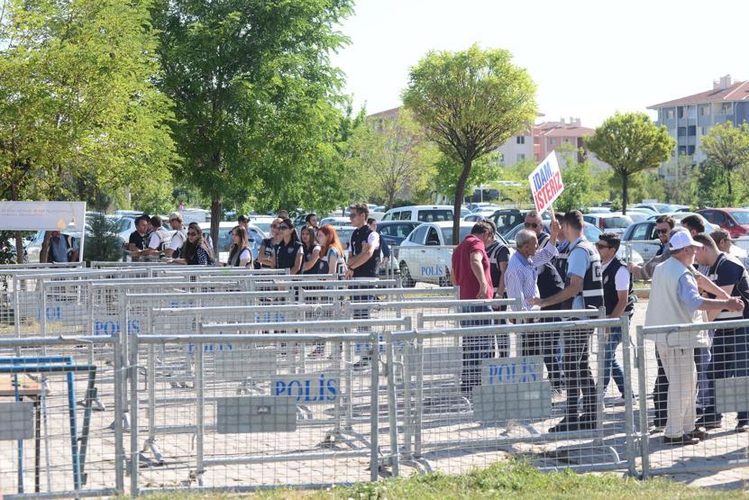 Akıncı Üssü davasının sanıkları idam ipiyle protesto edildi