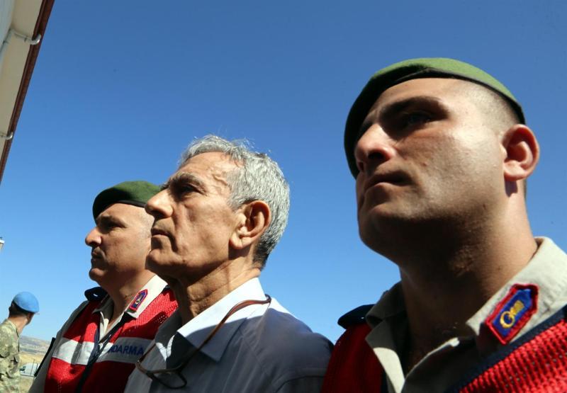 Akıncı Üssü davasının sanıkları idam ipiyle protesto edildi