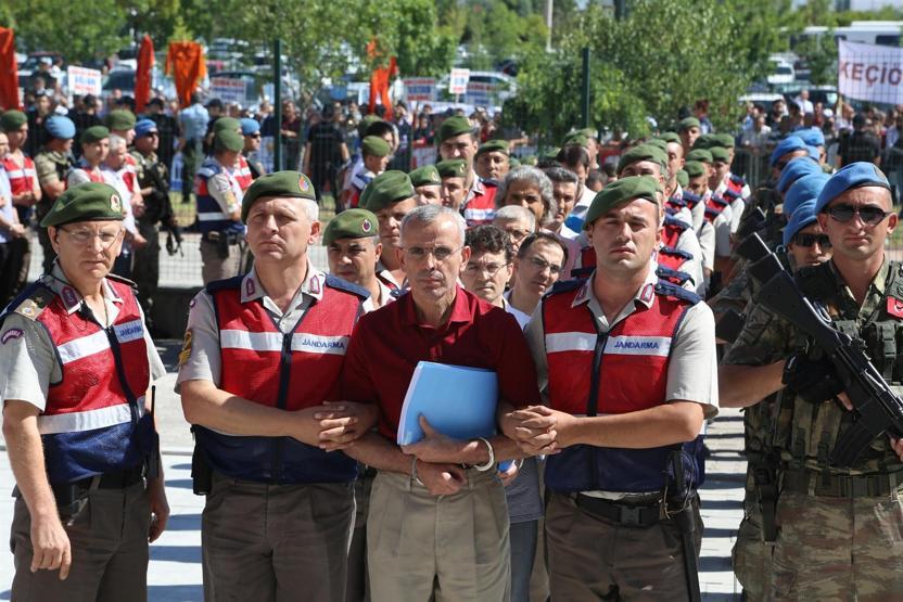 Akıncı Üssü davasının sanıkları idam ipiyle protesto edildi