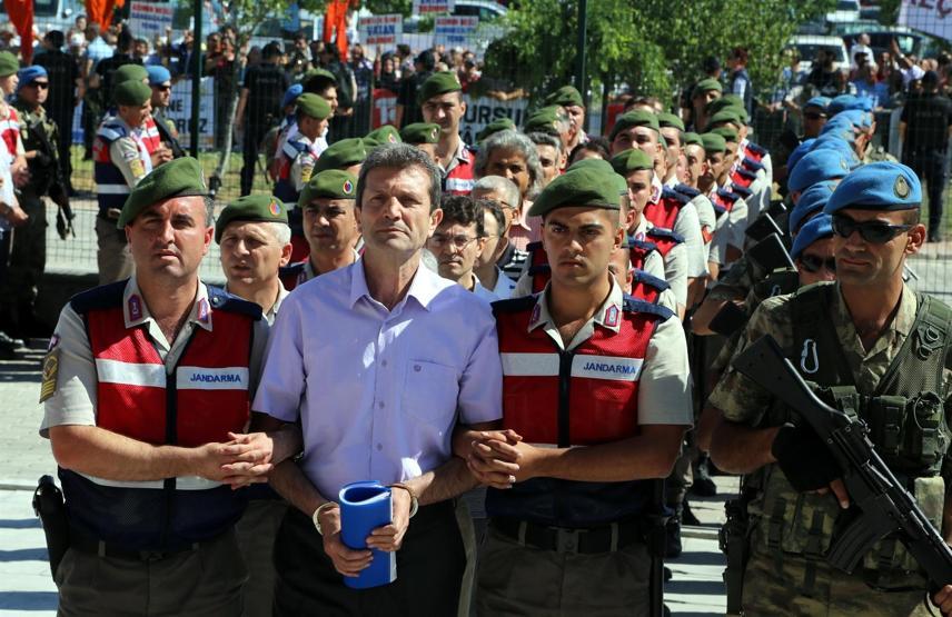 Akıncı Üssü davasının sanıkları idam ipiyle protesto edildi