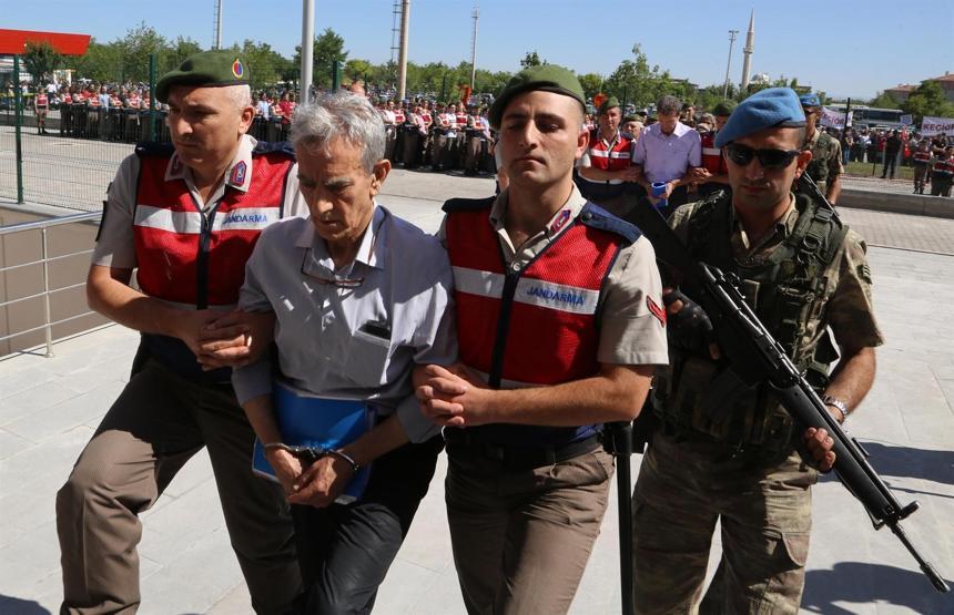 Akıncı Üssü davasının sanıkları idam ipiyle protesto edildi