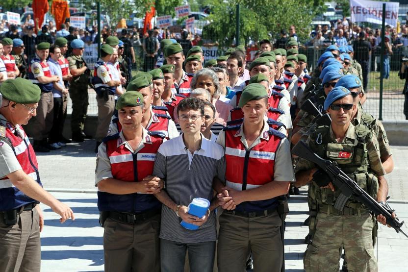 Akıncı Üssü davasının sanıkları idam ipiyle protesto edildi