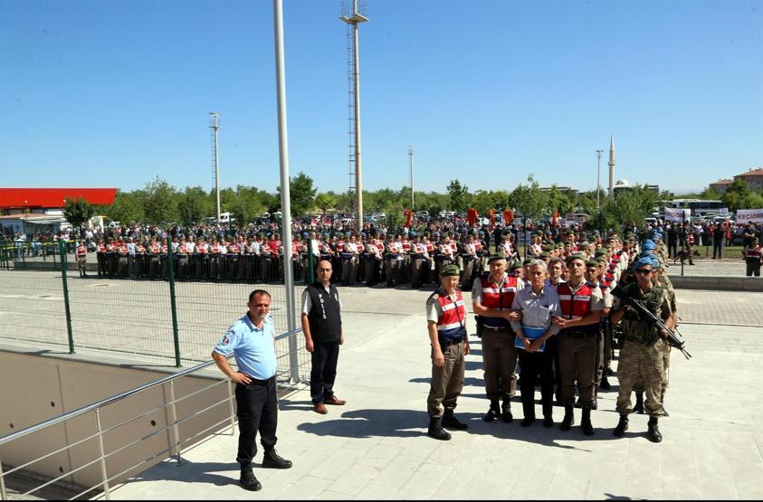 Akıncı Üssü davasının sanıkları idam ipiyle protesto edildi