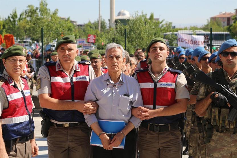 Akıncı Üssü davasının sanıkları idam ipiyle protesto edildi