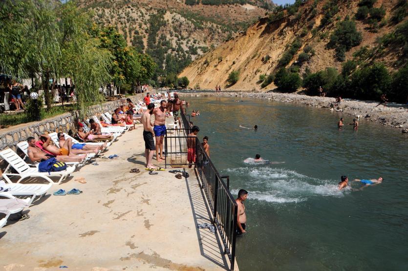 Ege ya da Akdenize değil Munzur Çayına akın ettiler