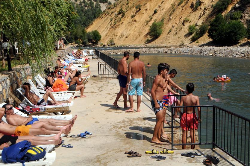 Ege ya da Akdenize değil Munzur Çayına akın ettiler