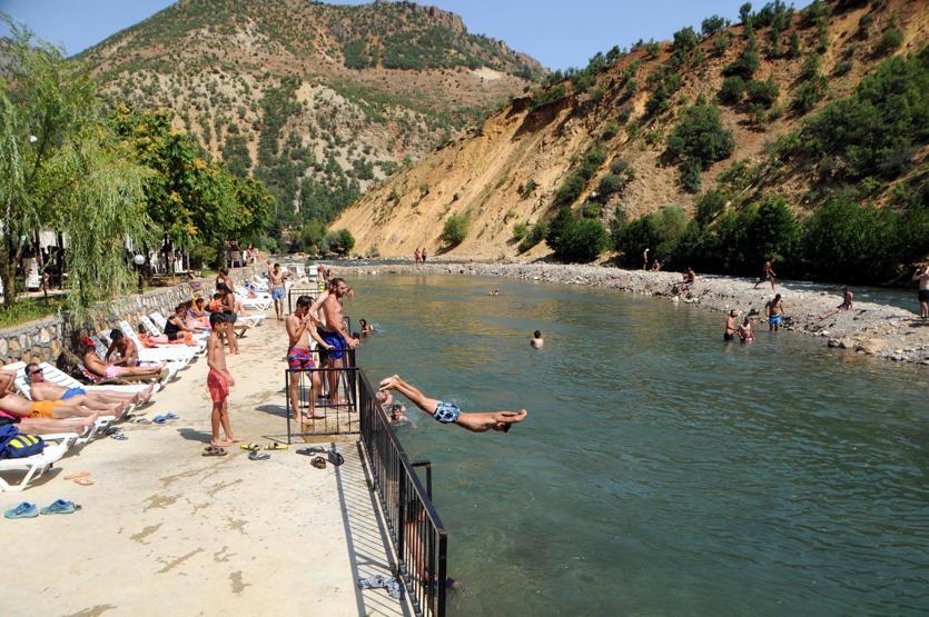 Ege ya da Akdenize değil Munzur Çayına akın ettiler