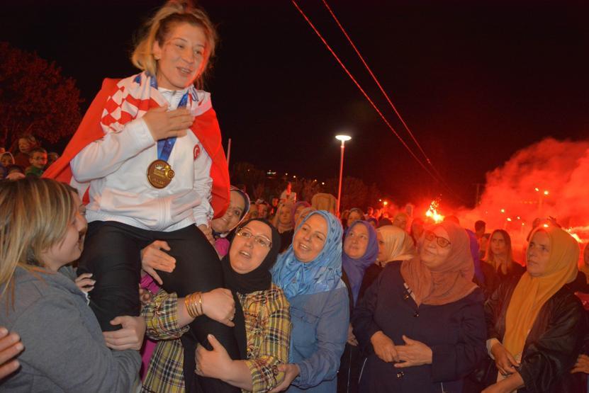 Kadınlar onu omuzunda taşıdı
