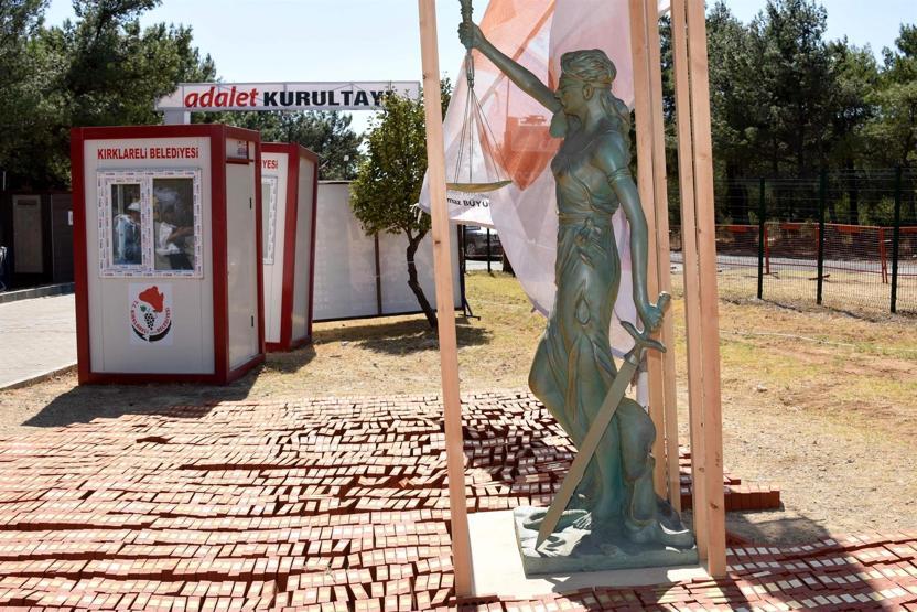 Yılmaz Büyükerşen tasarladığı Adalet Heykelini anlattı