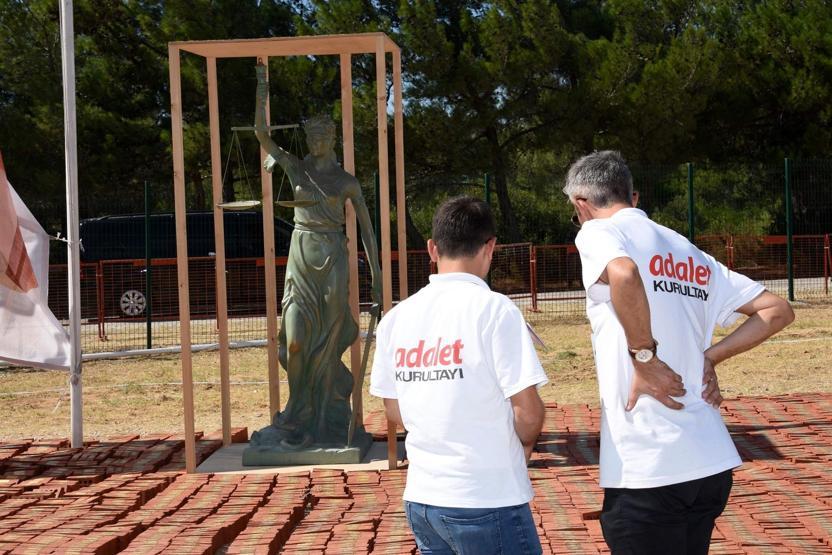 Yılmaz Büyükerşen tasarladığı Adalet Heykelini anlattı