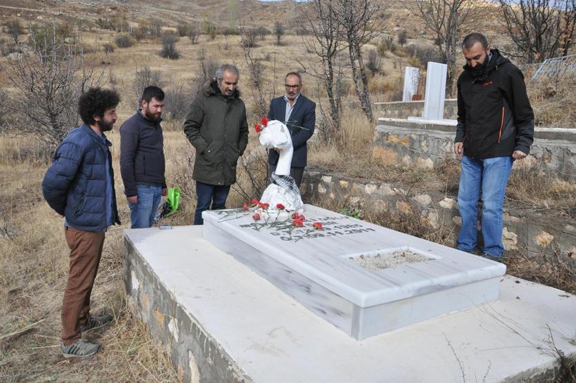 DHA Muhabiri Cem Emir, Tuncelideki mezarı başında anıldı
