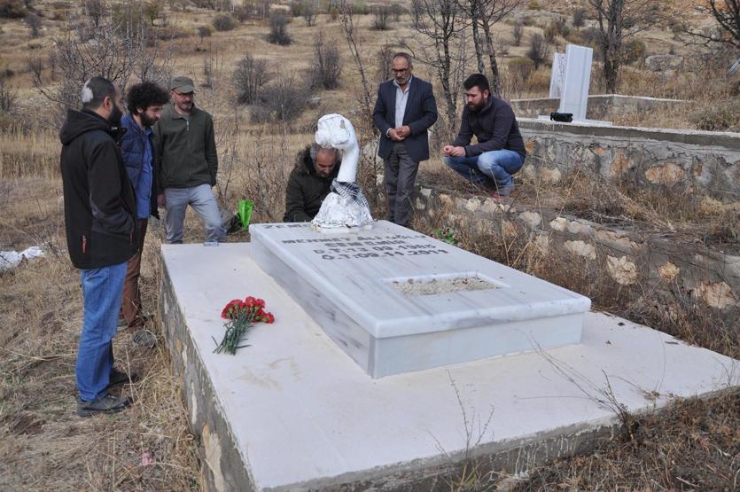 DHA Muhabiri Cem Emir, Tuncelideki mezarı başında anıldı